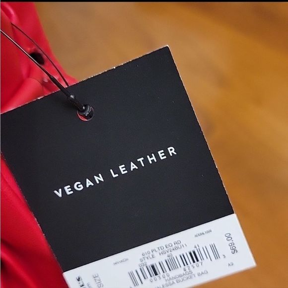 Simple Vera Wang Pleated Vegan Leather 👜 - Picture 4 of 5